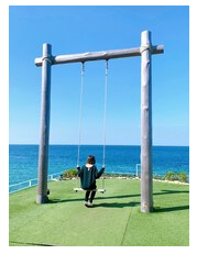 ネイルチップや色見本を並べて次の提案を準備しているスタッフの作業写真